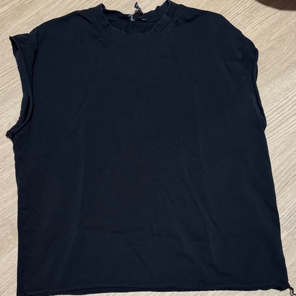 Blk cropped muscle tee